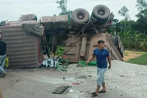 Xe tải lật ngửa sau khi va chạm xe máy, 2 người bị thương