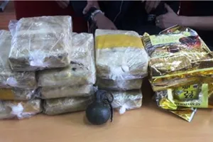 Bị vây bắt, nghi phạm rút lựu đạn chống trả 