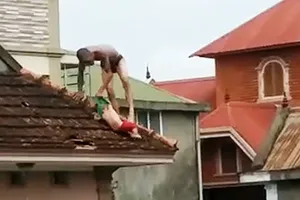 Kết cục của người cha hành hạ con trên mái nhà