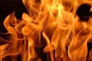 Chồng đổ xăng đốt vợ rồi ôm con bỏ trốn