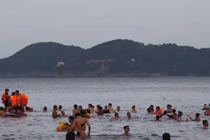 Một cán bộ bị sóng cuốn mất tích khi vớt quả bóng cho con