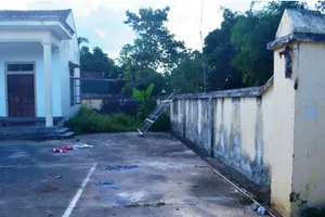  Bé bảy tuổi chấn thương sọ não vì bị cánh cổng nhà văn hóa đè