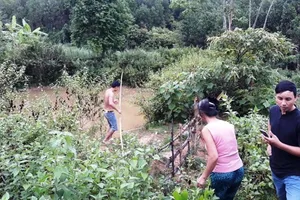  Thương tâm hai cháu bé chết đuối trong ao 