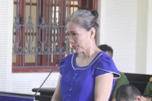 Người phụ nữ cầm dây chuyền vàng sang Lào mua ma túy