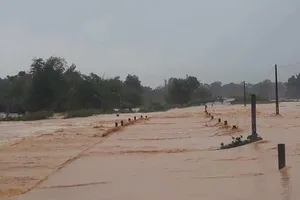 Nghệ An, Hà Tĩnh đang mưa trắng trời, đường ngập sạt lở đất