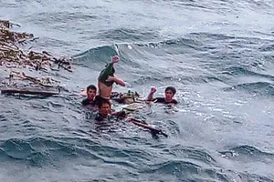 Chùm ảnh: Rưng rưng xúc động đón 3 ngư dân bơi 25 giờ trở về 