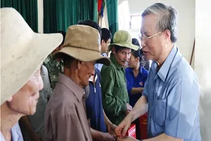 Ông Trần Quốc Vượng thăm động viên người dân vùng lũ lụt