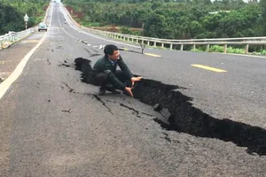 Đường 250 tỉ đồng nứt toác, sụt lún: 'Chưa thể nói lỗi của ai'