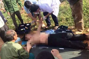 Một người đàn ông tự rạch bụng vì nghĩ bên trong có bom 