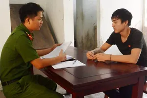 Nhóm thiếu niên phóng xe máy trêu gái, cướp iPhone 