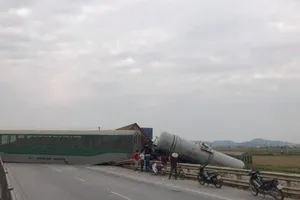 Tàu hỏa văng nhiều toa, đường sắt và quốc lộ 1A tê liệt