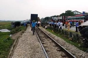Vụ 4 toa tàu hỏa lật: Đường sắt thông tuyến, cấp cứu tài xế 