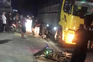 3 người đi trên một xe máy tông vào xe tải, 2 chú cháu tử vong