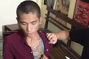 Bắt kẻ gí dao cướp xe máy của một phụ nữ