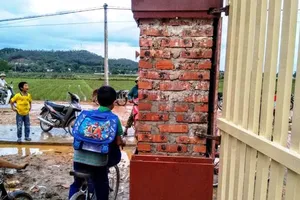 Cổng trường vừa làm xong đã rơi đá ốp trúng phụ huynh