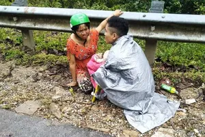  Chồng đỡ đẻ cho vợ trên đường 