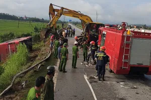 Lật xe giường nằm: 1 người chết, hàng chục người bị thương