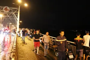  Cảnh sát hạ thuyền tìm thanh niên nghi nhảy cầu Bến Thủy