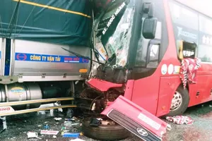 Ô tô khách đấu đầu xe tải, một người chết, 15 người bị thương