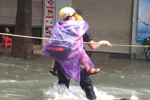 Cảnh sát căng dây cứu sống mẹ con bị cô lập trong lũ