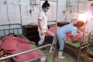 Cứu năm nữ sinh lớp 9 bị sét đánh ngất xỉu trên đường