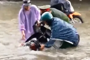 Video: Cảnh sát lội đường ngập 'như sông' vớt xe giúp dân 