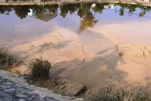 Nhà máy nước xả bùn thải đặc ra hồ điều hòa 