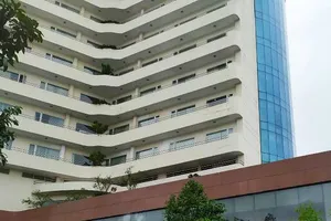 1 phó phòng kế toán trường đại học rơi từ tầng 8 tử vong