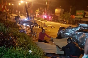 Xe khách đâm nát ô tô con, 3 người tử vong 