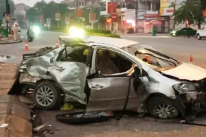 Clip ô tô con sang đường bị xe khách đâm, 3 người tử vong 