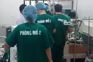 Trẻ sơ sinh tử vong, mẹ nguy kịch, người nhà xông vào BV 