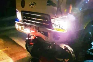 Xe tải tông vào xe máy chở ba, một người chết, hai nguy kịch