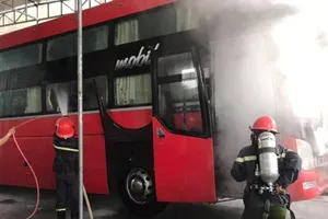 Xe giường nằm đậu trong gara bốc cháy dữ dội