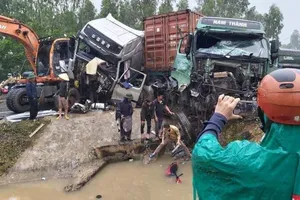 Hai xe container tông nhau, húc văng mô tô xuống nước