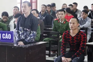 Kéo 40 người đến ném trứng thối, mở nhạc đám ma... để đòi nợ