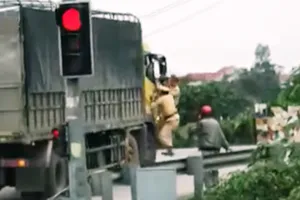 Xôn xao clip 2 CSGT bám cửa xe tải đang chạy
