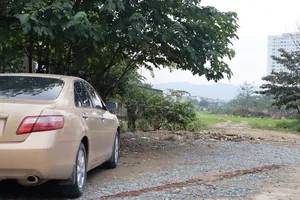 Đường bầy hầy, ì ạch vì sử dụng... rác để làm nền 