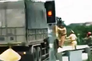Vụ 2 CSGT bám cửa xe tải: Tài xế khai là không biết hiệu lệnh