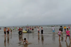 Phát hiện người đàn ông nằm chết trên bãi biển Cửa Lò