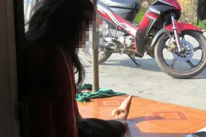 Cán bộ thư viện trường học hiếp dâm cô gái tàn tật 22 tuổi 