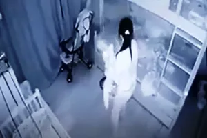 Người giúp việc cầm 2 chân dốc ngược bé 13 tháng tuổi