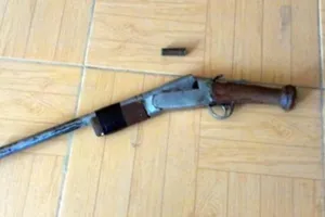 Gọi điện về gia đình sau khi bị trúng đạn