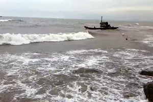 Con trai 15 tuổi bị tử vong, cha đang mất tích trên biển