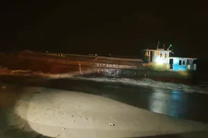 Tàu dài 30m không người có chữ Trung Quốc dạt vào biển Hà Tĩnh