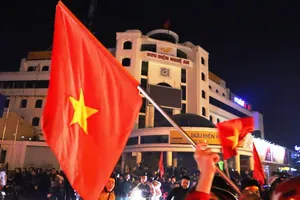 Video: Người Nghệ An chen chúc ra đường mừng U22 Việt Nam