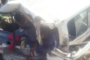 Lật xe chở đoàn từ thiện, 9 người thương vong
