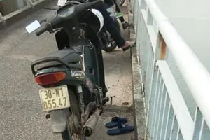 Người đàn ông sau ly hôn để lại dép và xe trên cầu rồi tự tử 