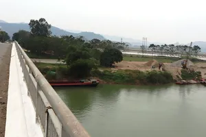 Vệt dầu loang đầu nguồn nước sông Lam: Đang phân tích mẫu nước