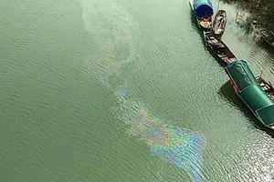 Xuất hiện vệt dầu loang đầu nguồn nước sông Lam