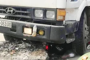 Bị xe tải tông khi đi ăn giỗ về, 2 người thương vong